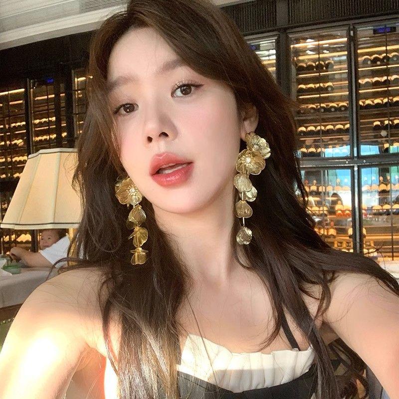

French Style Golden Flower Tassel Unique Earrings for Women Fancy Accessible Luxury Beautiful Ear Studs Earrings Exaggerated and Small Face Pair of Golden Flower Earrings