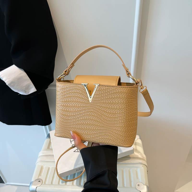 Light Luxury Fashion 2025 Autumn New Shoulder Retro Personalized Messenger Trend Women's Bag Handbag Small Bag