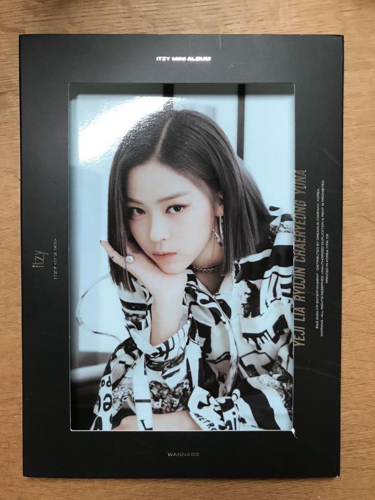 [USED] ITZY Yuna, Ryujin, Yeji, Lia, Chaeryeong Autographs