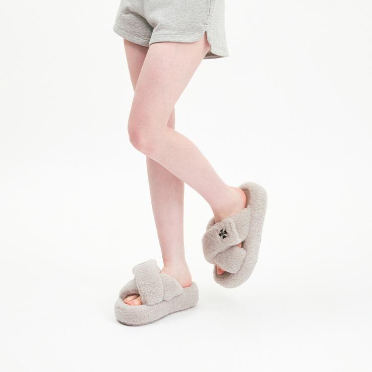 Fleece and thickened cross-haired slippers for women's outer wear 2025 autumn and winter new thick-soled one-pedal casual cotton shoes women's shoes