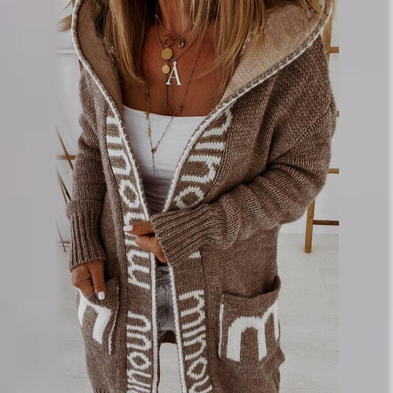 Casaco longo de malha com capuz e monograma feminino