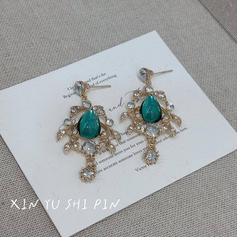 French retro court style temperament imitation emerald necklace female niche design exquisite collarbone chain stud earrings accessories