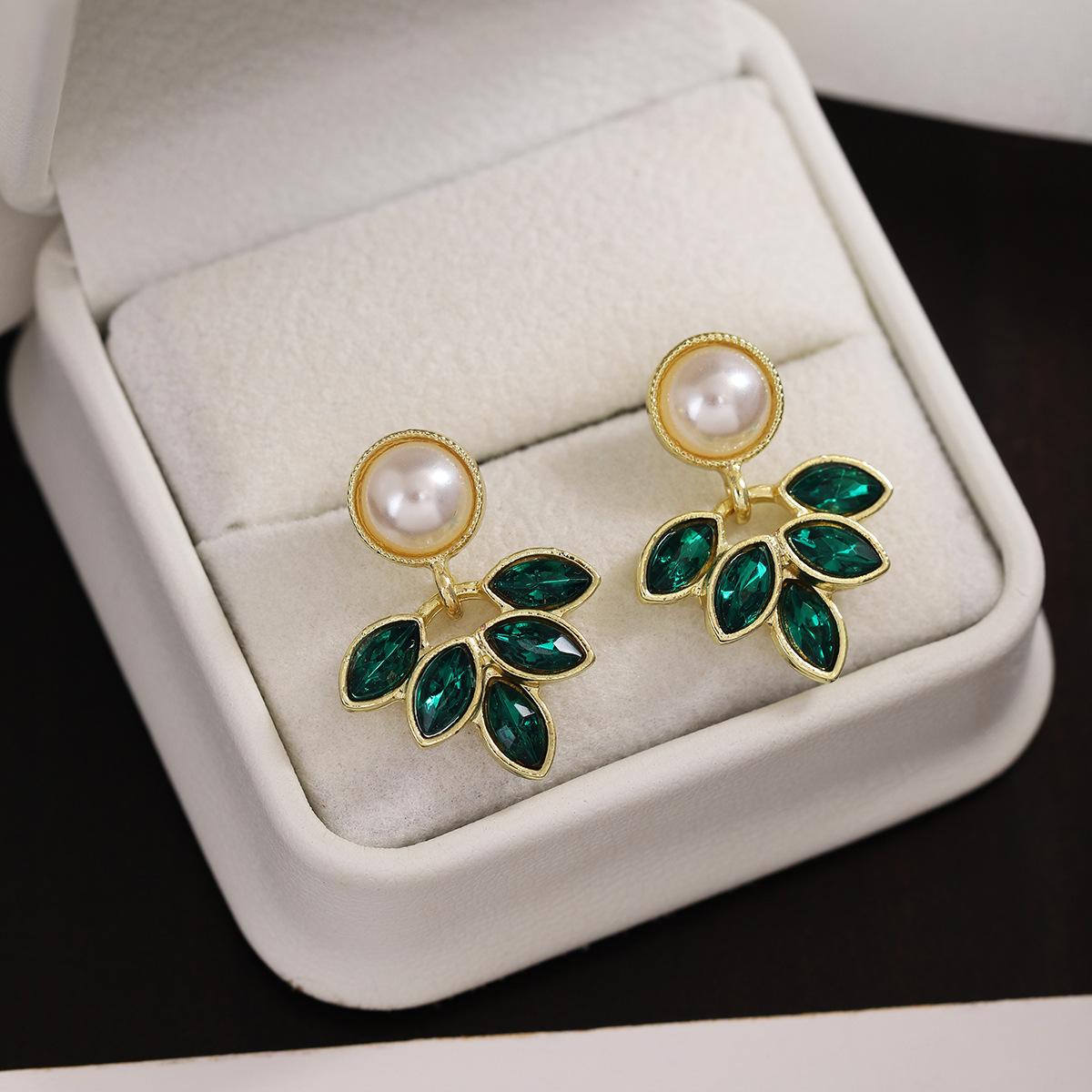 

Винтажные и элегантные серьги-листья для летнего обновления зелёный