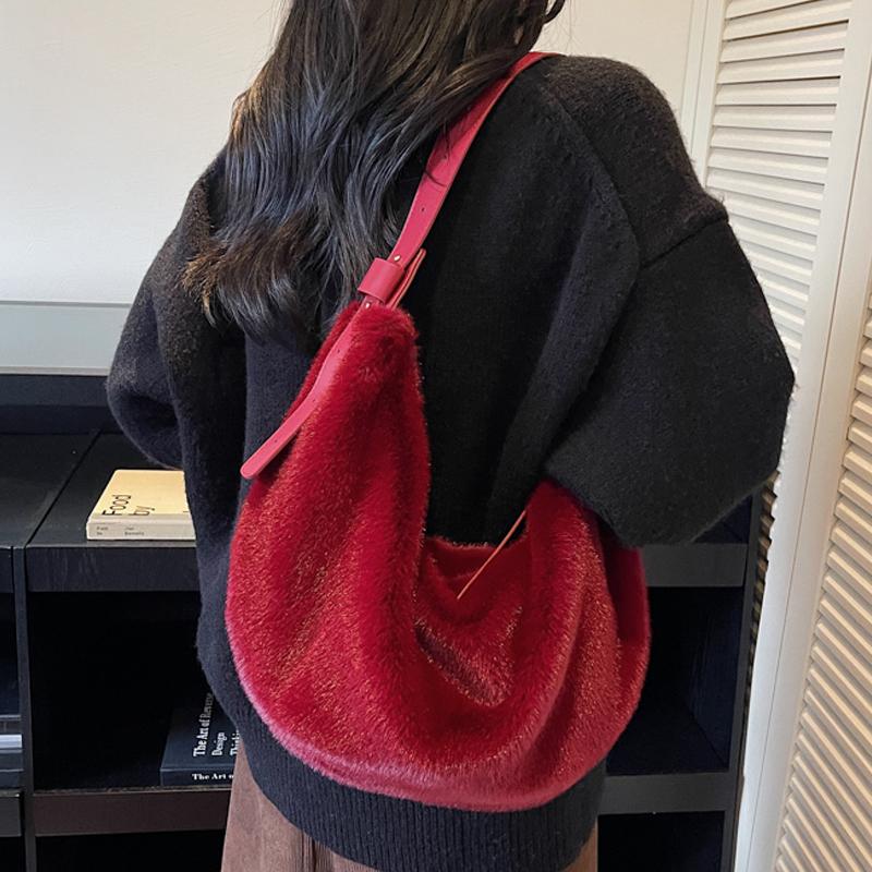 

Winter Red Plush One Shoulder Bag New Women s Versatile Large Capacity Underarm Bags Korean Trend Faux Fur Handbags (30cm<Max Length<50cm) красный