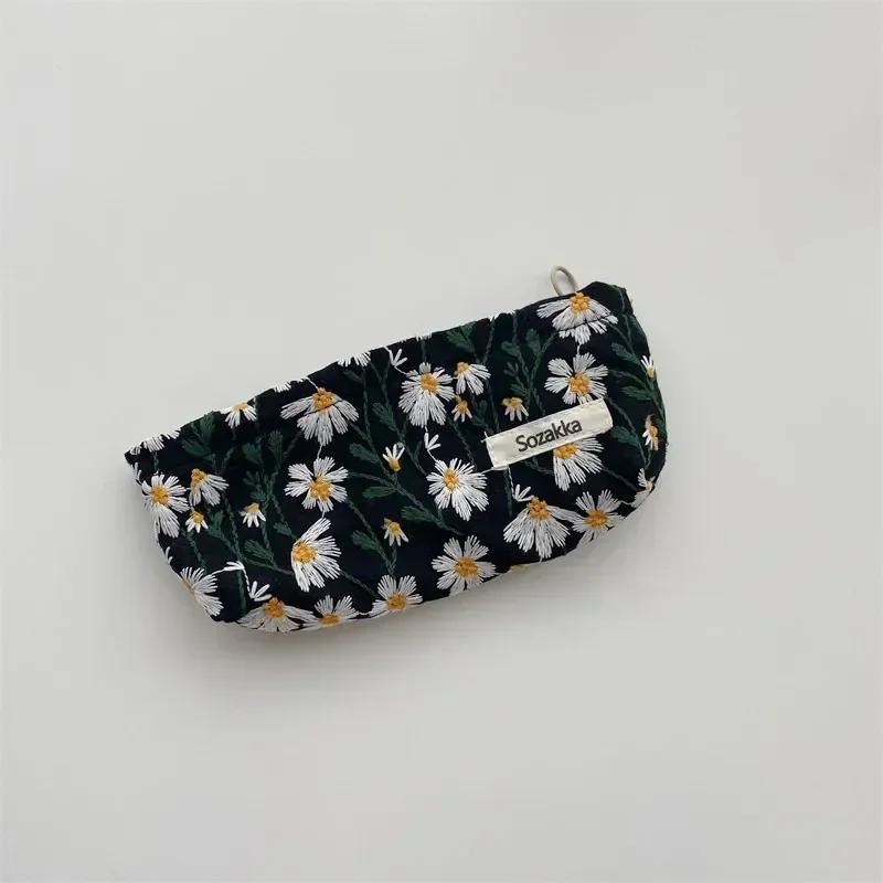 Cosmetische Tas Pouch voor Vrouwen Borduurwerk Margriet Bloemen Koreaans Reis toilettas Tas Schoonheid Make-up Pouch Organizer Etui