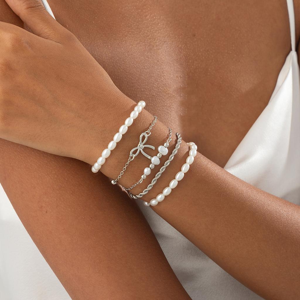Ingemark 4er-Set Elegante Imitation Perlenketten Armbänder am Handgelenk für Damen Vintage Schleifen Armreifen Hochzeits Paar Schmuck Geschenk