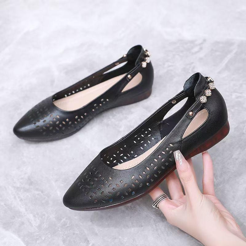 Pointed hole hole leather middle heel women's sandals spring and summer new versatile small size soft leather thick heel hollow leather shoes