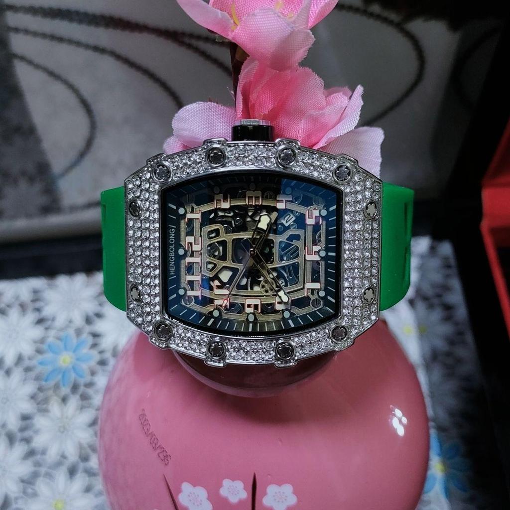 Reloj de Cuarzo para Hombre con Forma Tonneau de Silicona con Diseño de Moda de Diamantes Completos