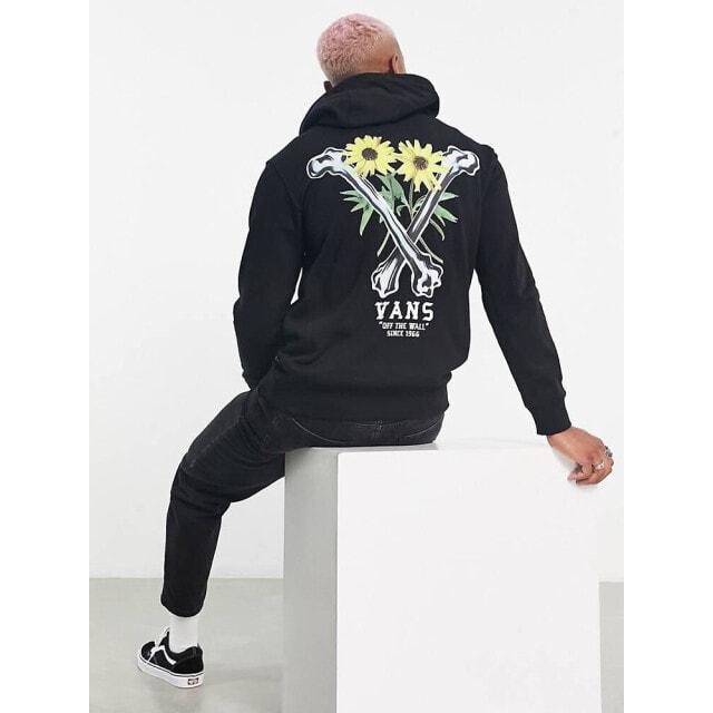 

Худи черного цвета с принтом на спине и перекрестными костями Vans