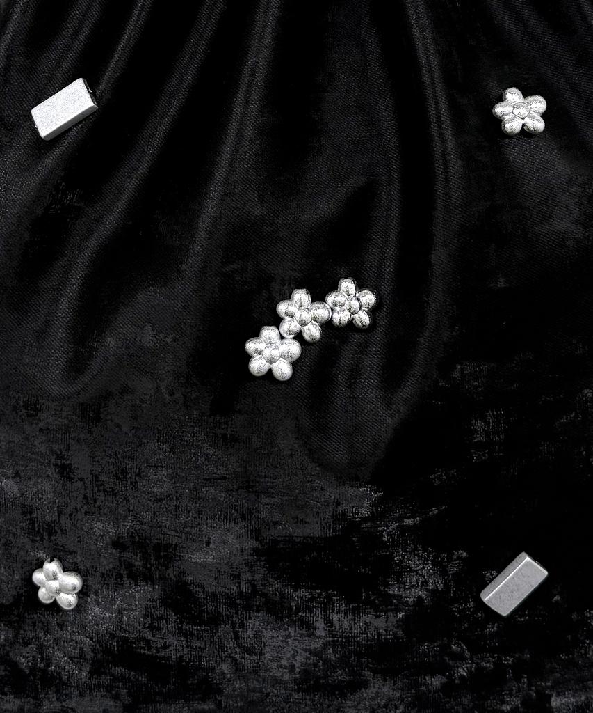 Other-Worldly Silver Flower Gym Sack [Black]
