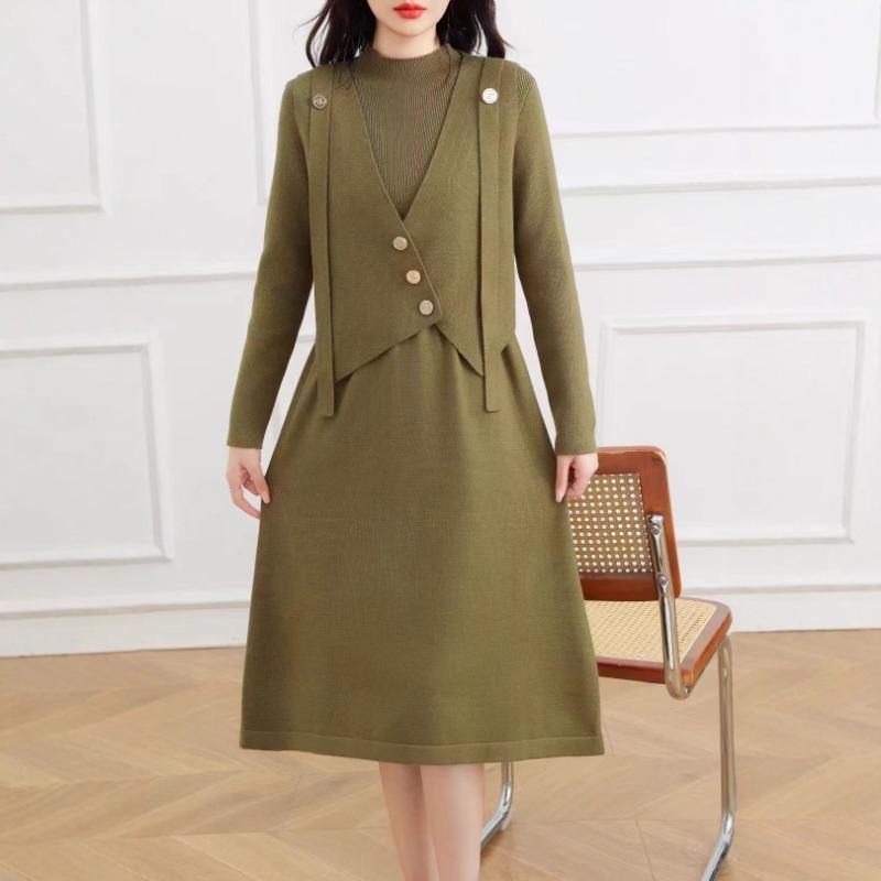 Metal buckle V-neck knitted stacked vest sweater skirt set women's autumn and winter new temperament elegant knitted sweater set