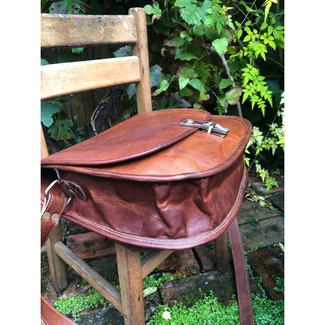 Большая коричневая кожаная седельная сумка — фото 3