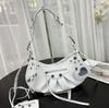 Neue High-End Lokomotive Tasche gefaltete Nieten Halbmondtasche Spice Girl Tasche Umhängetasche Handtasche Tasche weiblich