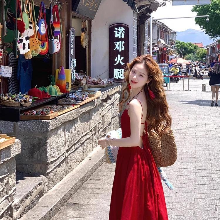 LC Yunnan Dali wears a French red suspender dress, female sexy backless, suitable for seaside vacation