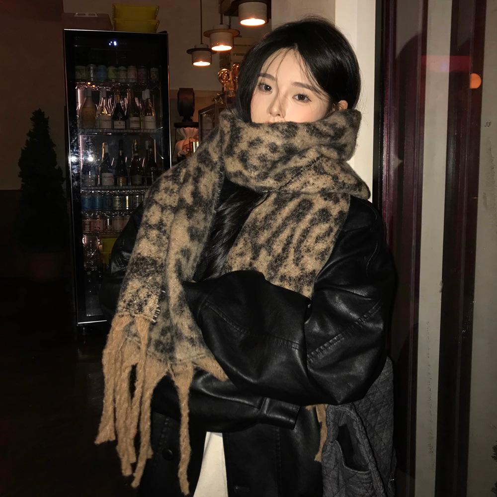 Retro high-end leopard print plush scarf women's autumn and winter thickened warm shawl neck protection cold scarf tide