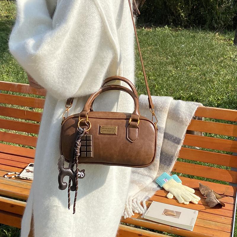 

2024 Новая женская сумка Модная сумка Тренд на одно плечо через плечо Портативная легкая роскошная трендовая сумка Однотонная женская сумка 23*8*12 коричневый