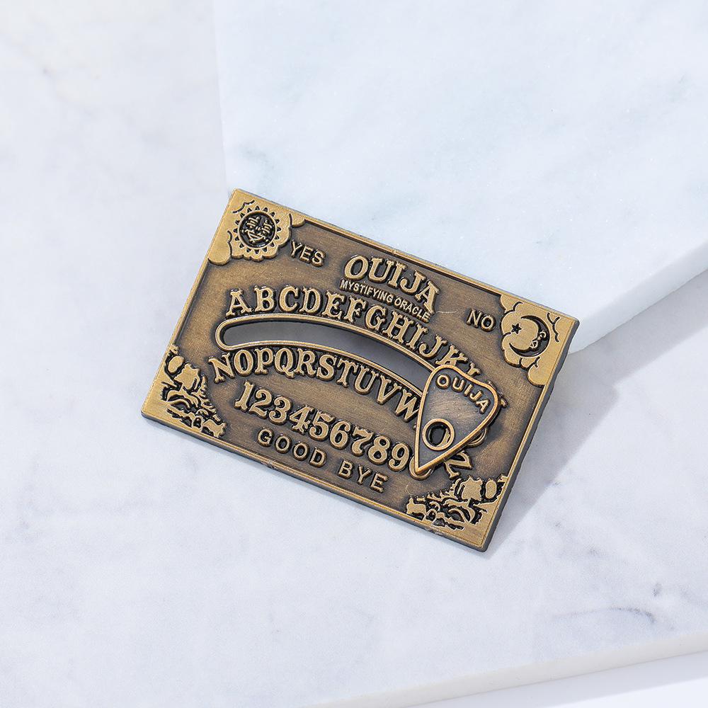 Europäische rotierende Ouija-Brosche: Kreativer Halloween-Horror-Metall-Anstecker mit personalisierten Buchstaben
