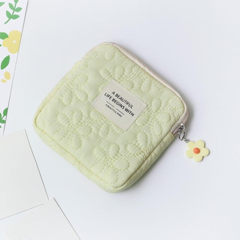 Cute Cosmetic Storage Bag Quilted Flowers Designed Cosmetic Bag Soft Comfortable Makeup Bag for Lipstick Jewelry Pouch