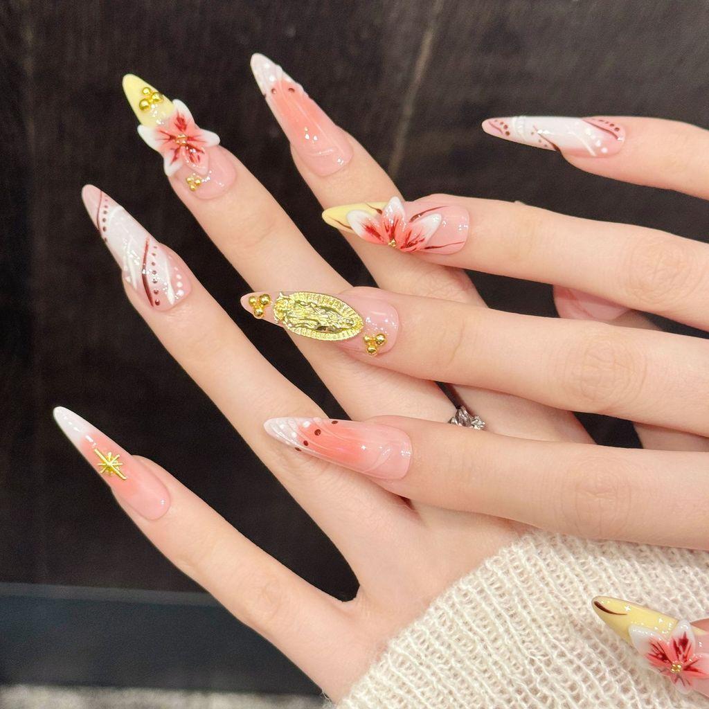 Handmade Press On Nail Gentle Luxury Reddish Pink Gradient Hand-painted 3D Carved Flowers Long Pointed Fake Nail Patch Artificial Nail Reusable