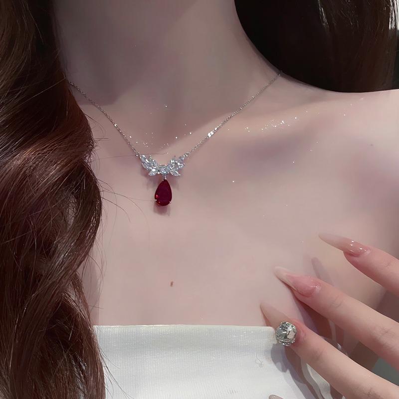 Zircon water drop pendant necklace French niche simple and fashionable versatile collarbone chain light luxury high-end neck chain wholesale