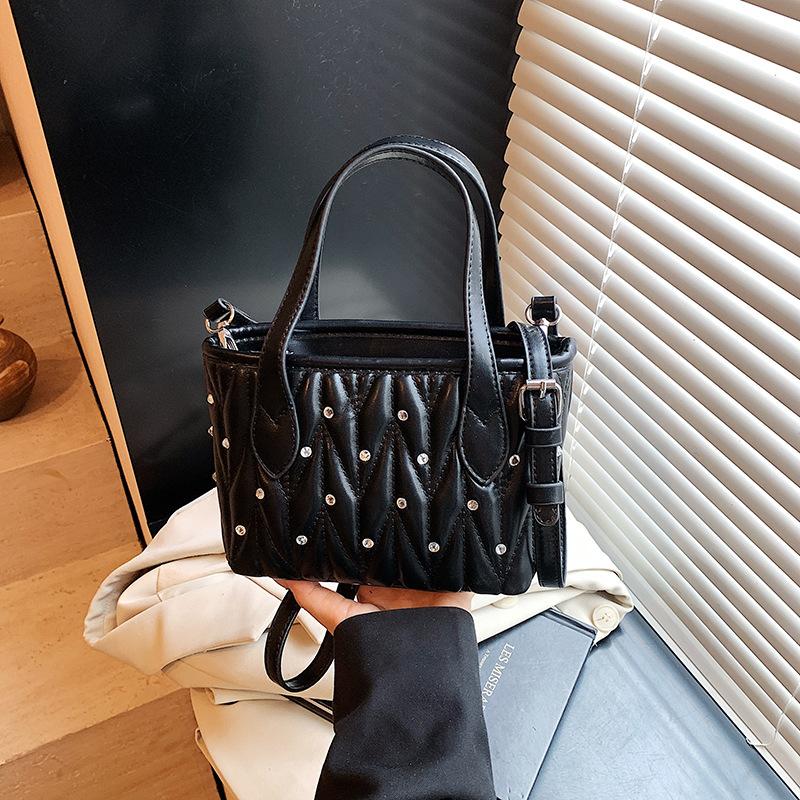 

Rhombus chain bag women s summer new trendy bucket bag versatile shoulder bag messenger bag чорний
