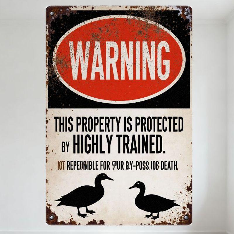 

Vintage Rusty Metal Warning Sign - Duck Silhouette, HIGHLY TRAINED Text, Humorous Warning Plaque for Home/Man Cave/Bar Decor 20x30cm（7.8x11.8inch）