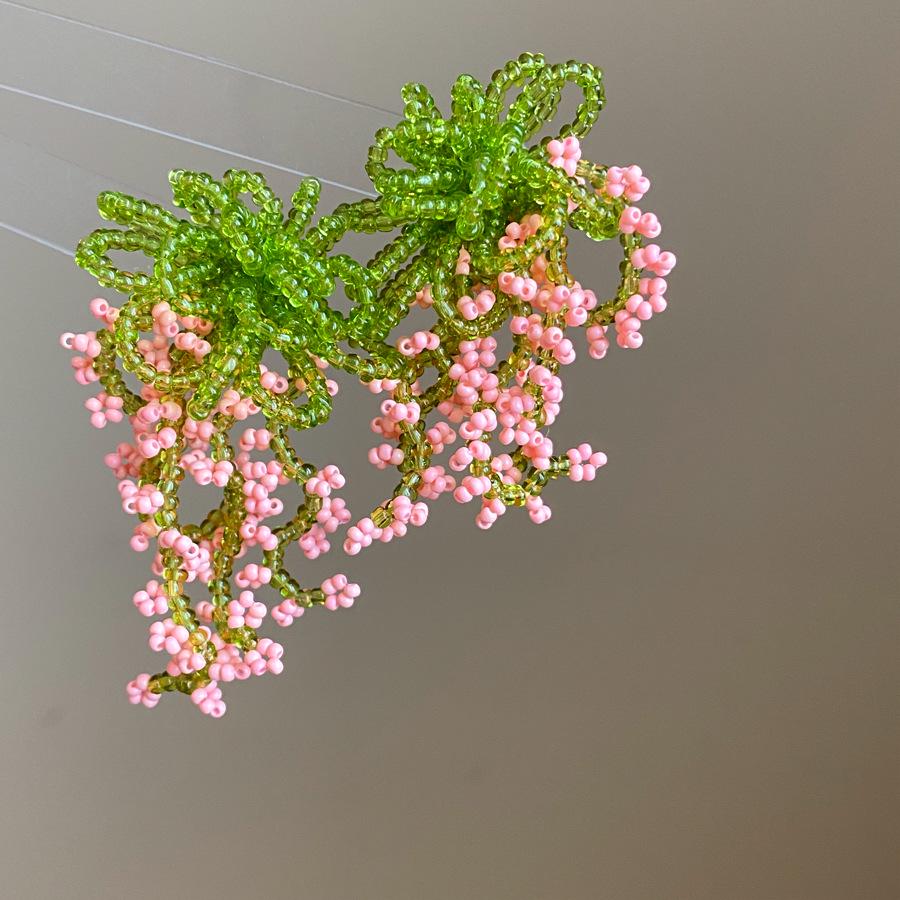 Boucles d'oreilles bohèmes roses à fleurs de perles de rocaille et pompons de perles