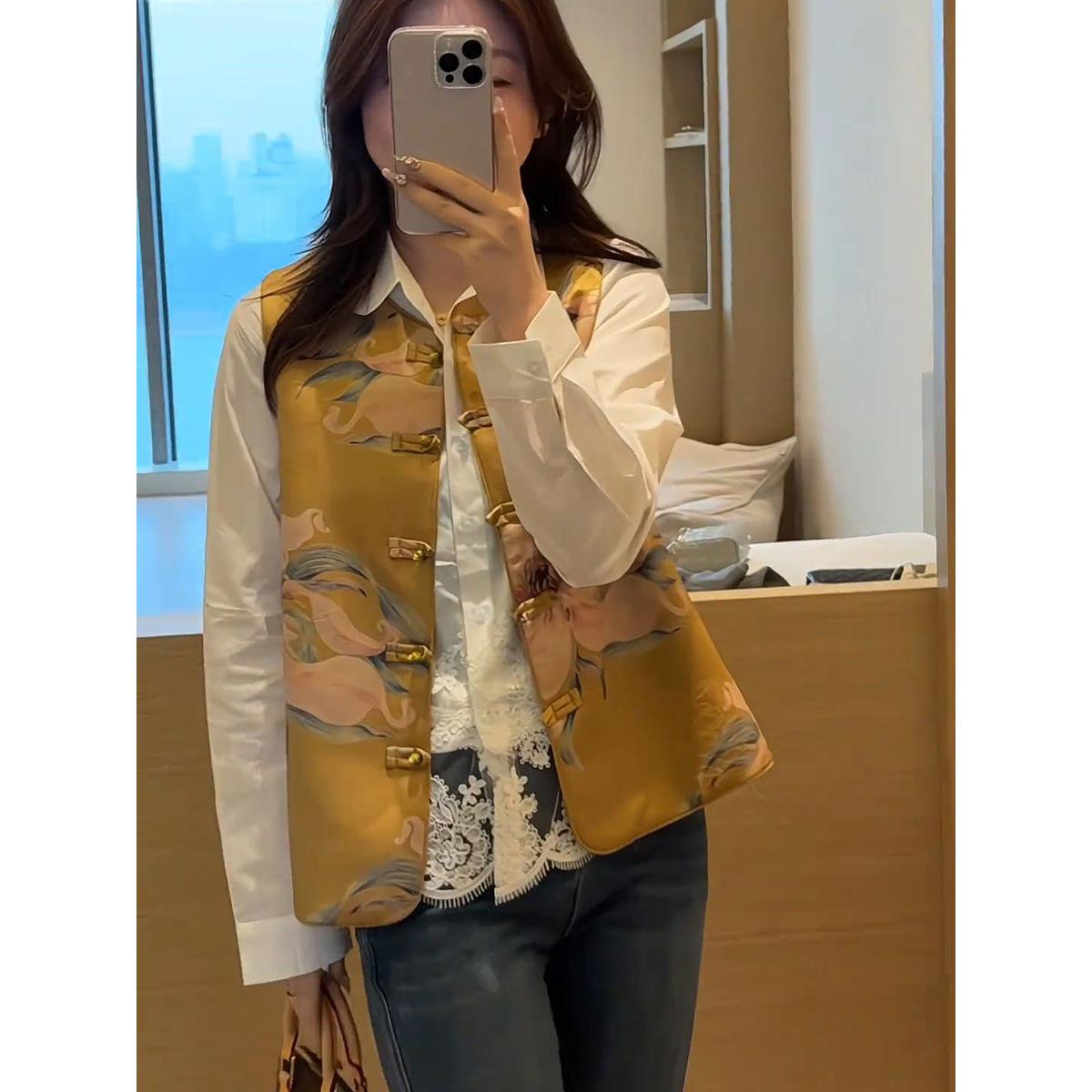 

Spring 2025 Retro Chinese Frog Button Vest: Sleeveless Round Neck Waistcoat L жовтий