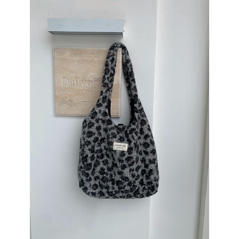 

Leopard print plush bag women s winter new commuter college wind tote bag large capacity shoulder hair bag tide серый