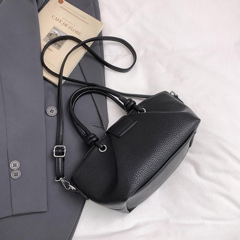 

Korean version niche large-capacity bag women s 2025 new portable simple pleated bag fashion niche messenger women s bag чёрный