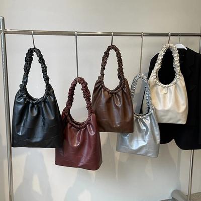 Modische, plissierte Riemen, solide PU-Schultertaschen mit Hasp-Handtasche für Damen im Designer-Stil