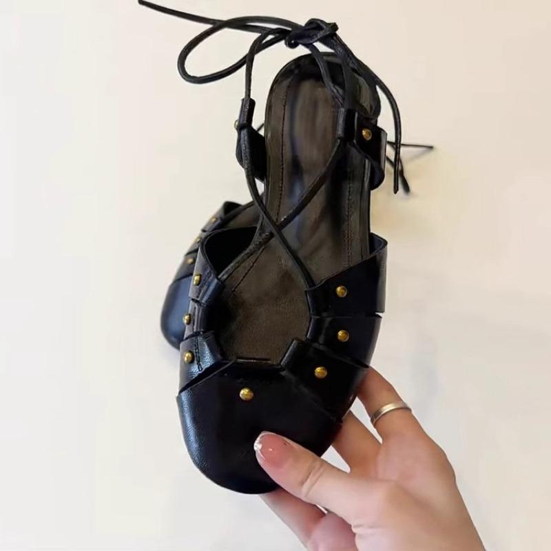 A New Style of Women's Shoes with A Hollowed-out Design and Versatile Flat Square-toed Shoes