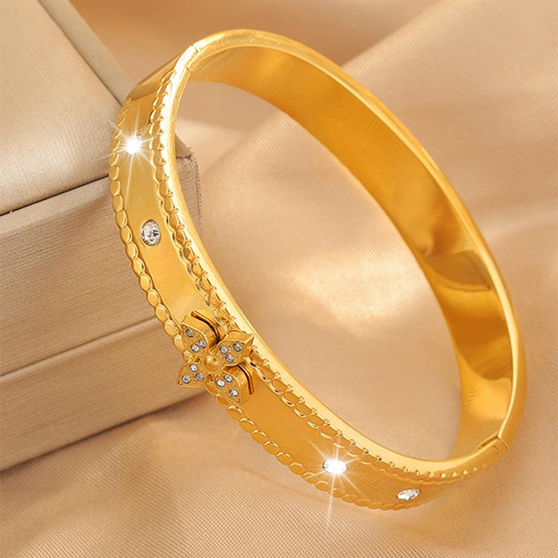 Four-leaf Flower Women s Light Luxury Style Flower Petals Couple Jewelry Bracelet 17CM