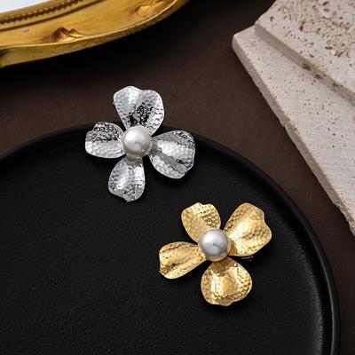 Retro Metal Four-Leaf Clover Brooch, Ancient Style Original Light Luxury Versatile Pearl Creative Accessories