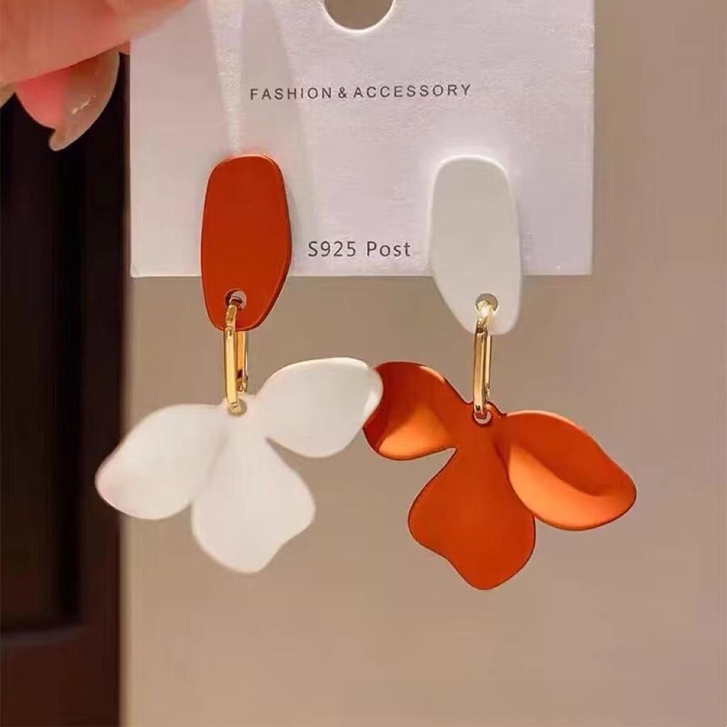 Σκουλαρίκια με μοβ σχέδια και λουλούδια σε ρετρό στιλ του 2024: Μοναδική, κομψή δήλωση για γυναίκες