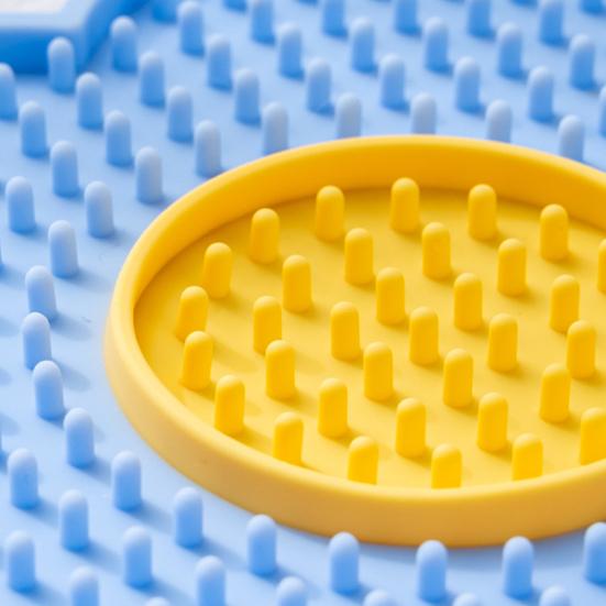 Silicone Pet Licking Mat Slow Feeder Mat with Suction Cups Flower Shape Lick Mat Prevents Overeating for Cats Dogs