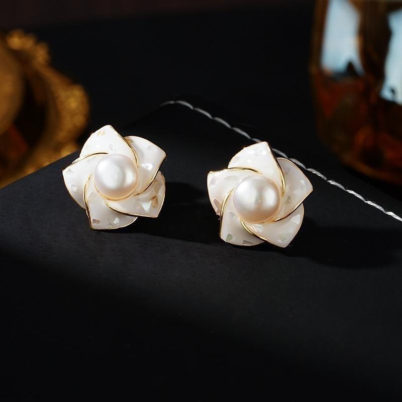 Elegant White Flower Shell Earrings Women's Temperament Niche Design Pearl Stud Earrings for Female Wedding Party Jewelry Gifts