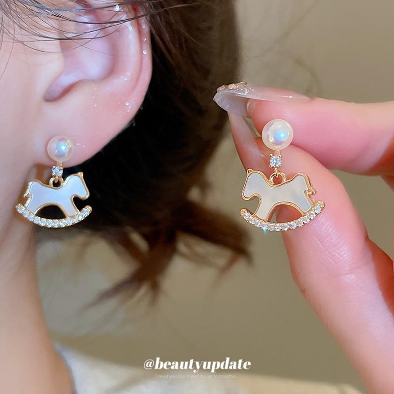 Real gold electroplated pony pearl stud earrings, natal year retro elegant jewelry set, light luxury and high-end jewelry.