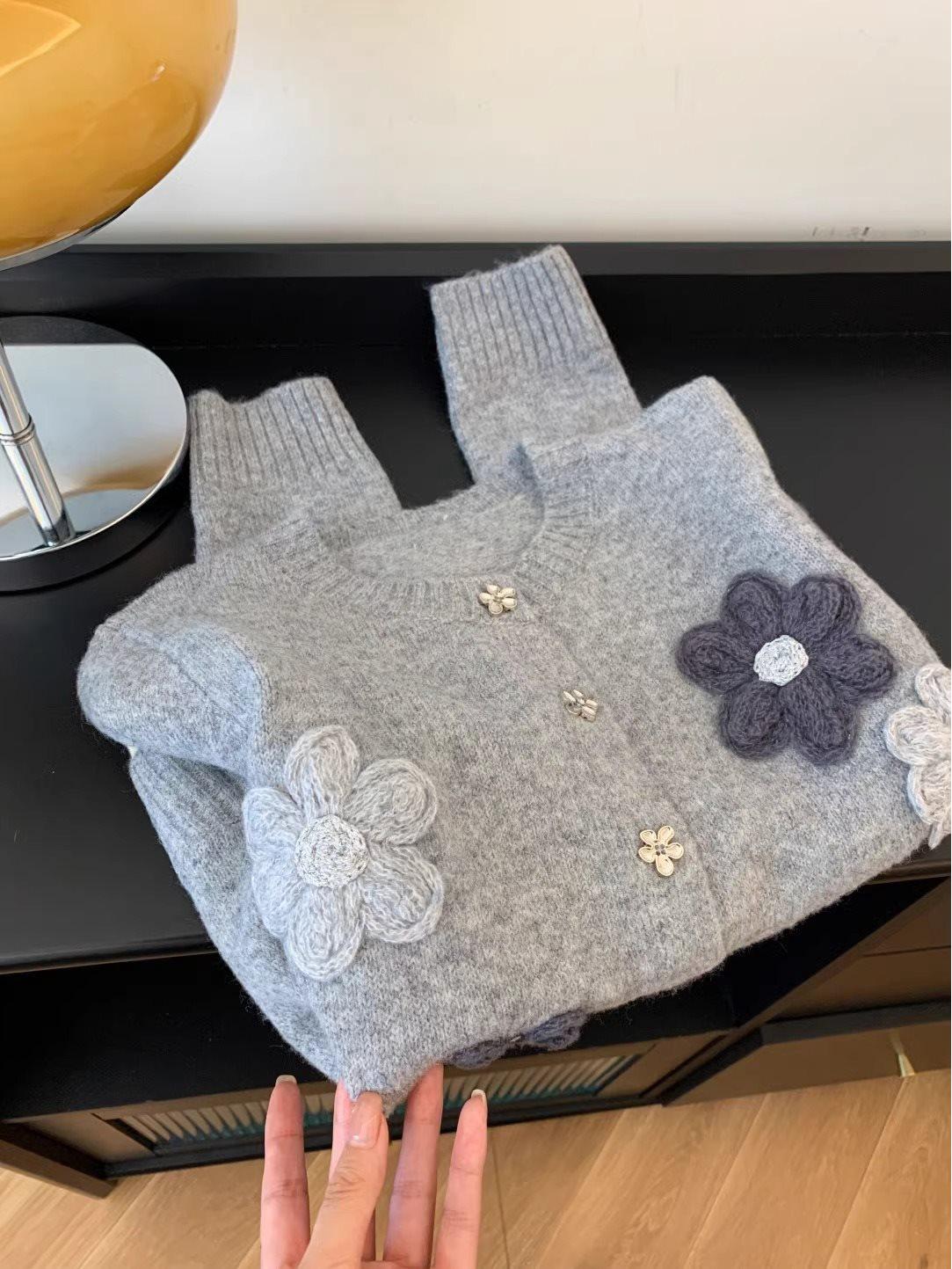 

Вязаный вручную кардиган-свитер с цветочной вышивкой для женщин - Осень/Зима 2025