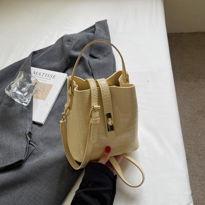 

This year s popular bag 2025 new trendy fashion portable women s bag summer fashionable ins shoulder crossbody bucket bag жёлтый