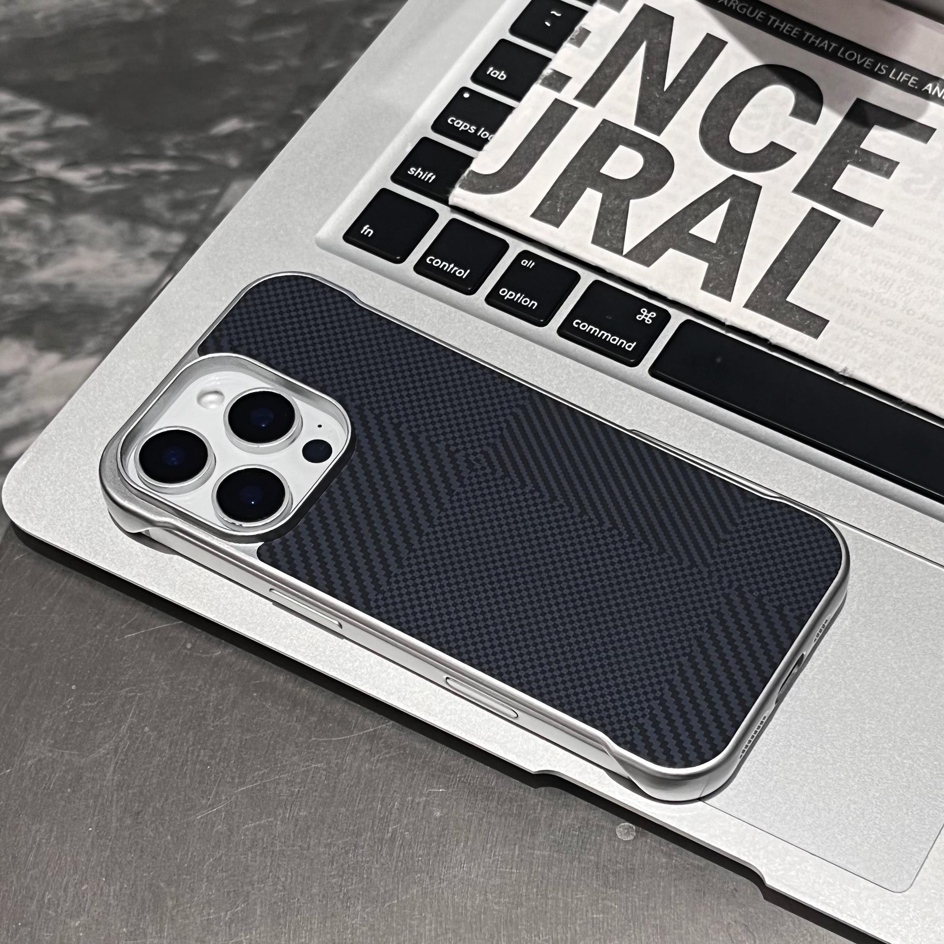 

Carbon Fiber Pattern Mondrian for Apple 16E Mobile Phone Case for IPhone15promax Borderless Case For iPhone12Promax