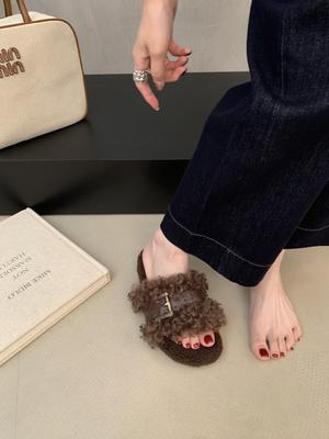 Dicke Sohle flauschige Hausschuhe Damen Herbst und Winter Außenbekleidung 2025 neu Gürtelschnalle lockiges Haar niedlich Außenbekleidung Ein-Wort-Sandalen