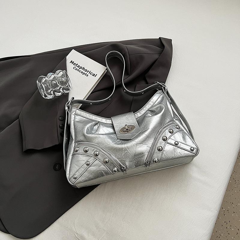 

Ретро персонализированная сумка-локомотив 2025 новая модная большая вместительная сумка-тоут с ивовыми гвоздями тяжелая промышленность на плечо под мышку 37*10*24 серебряный