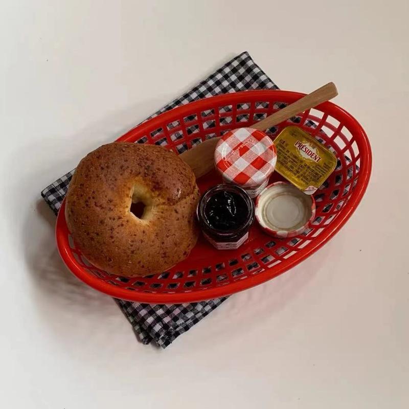 Bunte Aufbewahrungskörbe aus Kunststoff Platte Oval Lebensmittel Brot Hot Dog Servierplatte Restaurant Tablett Küchendekor Desktop Foto-Requisite