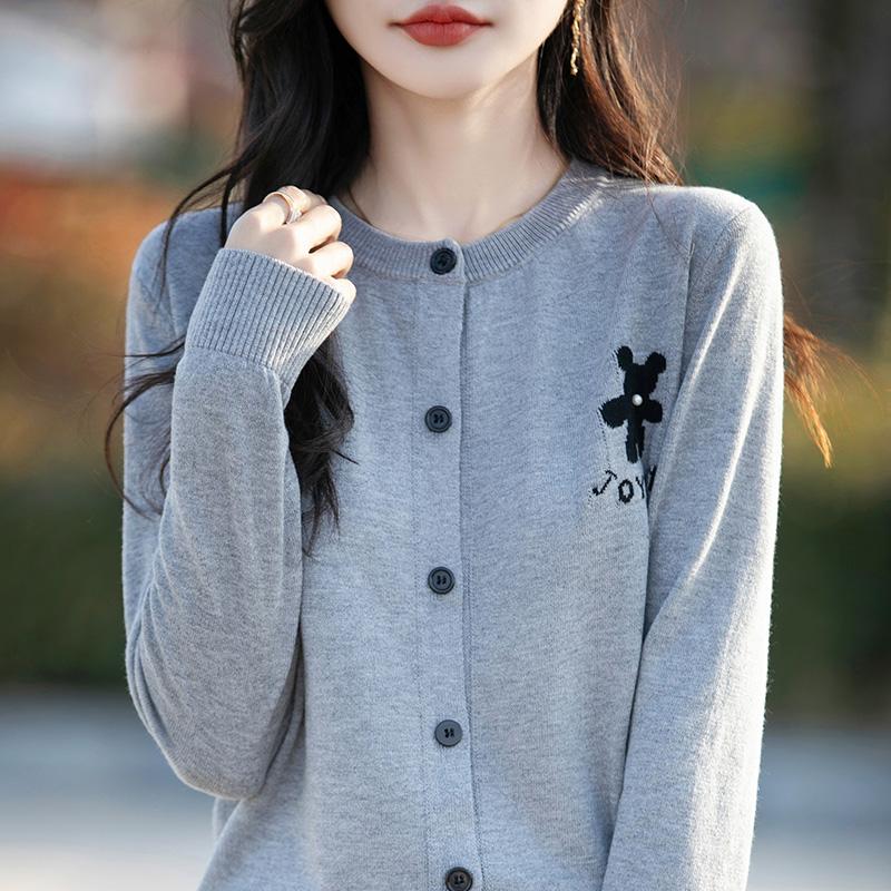 Lekki kardigan damski wykonany w 50% z wełny i w 50% z jedwabiu morwowego – uniwersalny sweter na 4 pory roku zapewniający całoroczny komfort i styl