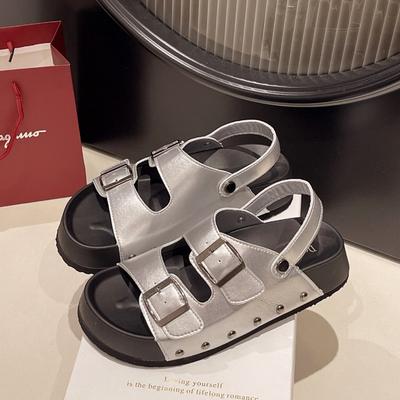 Mode Damen Plateau-Sandalen Luxus Leder-Sandalen Sommer Neue Römische Sandalen für Damen Lässige Strand-Sandalen Nieten Flache Halbschuhe