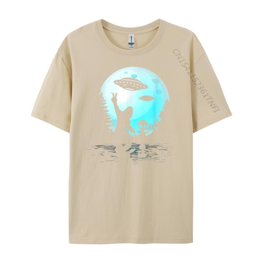 Alien And Bigfoot Full Moon Sasquatch UFO Vintage T Shirt Men Printed TShirt High Quality Graphic Clothes