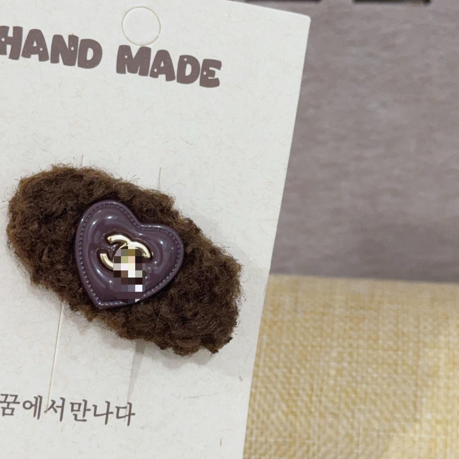 

Heart-shaped Coffee Wool Duckbill Hair Clip: Korean Temperament High-Class Accessory for Bangs
