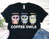 Camiseta Café Espresso Regular Descafeinado Corujas Fofas, Presente de Coruja, Nerd de Pássaros, Camisetas, Amante de Observação de Pássaros, Presente Para Barista Amante de Café Fantasia,
