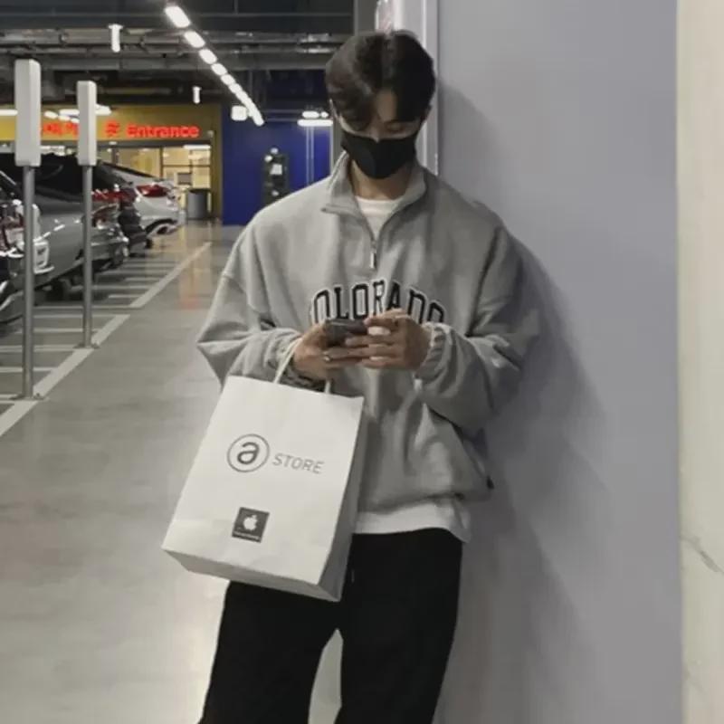 Trendiges Retro Half-Zip Sweatshirt: Amerikanische Marke, Bestickt, Vielseitige lockere Passform für junge Männer, Perfekt für Frühling & Herbst.